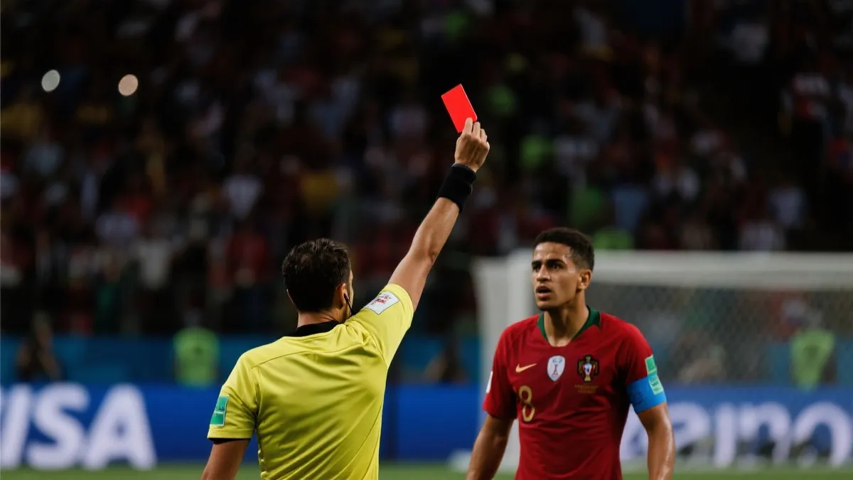 2026世界杯红牌全解析：新规、VAR介入与裁判尺度，哪些动作一脚踏进“直接红”